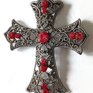 BEAUTIFUL NECKLACE WITH CROSS PENDANT